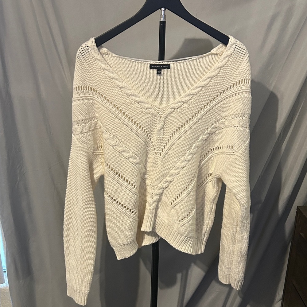 Kendall & Kylie Cream V-Neck Sweater size Large - Picture 1 of 5